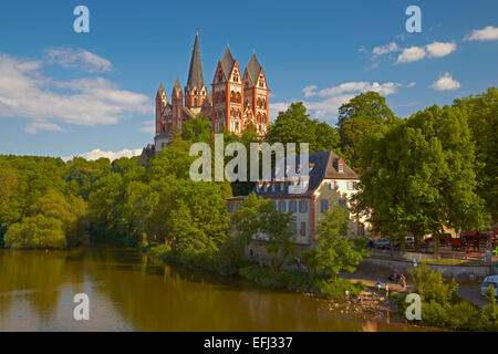 Vue depuis l'Alte Lahnbruecke pont sur la rivière Lahn atoward Limburg Cathedral, Cathédrale St. Georgs, Limbourg, Westerwal Banque D'Images