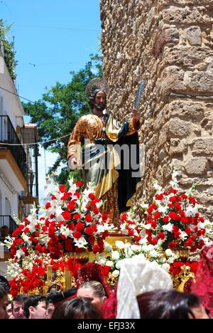 Statue de Saint Bernard sur un flotteur en cours à travers la ville au cours de la Romeria rues San Bernabé, Marbella, Espagne. Banque D'Images