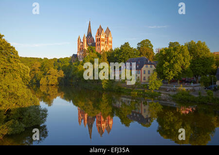 Vue depuis l'Alte Lahnbruecke pont sur la rivière Lahn vers Limburg Cathedral, Cathédrale St. Georgs, Limbourg, Lahn, à l'Ouest Banque D'Images