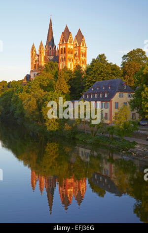 Vue depuis l'Alte Lahnbruecke pont sur la rivière Lahn vers Limburg cathedral, Cathédrale St. Georgs, Limbourg, Lahn, à l'Ouest Banque D'Images