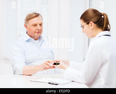 Femme médecin ou infirmière la mesure de la valeur du sucre Banque D'Images