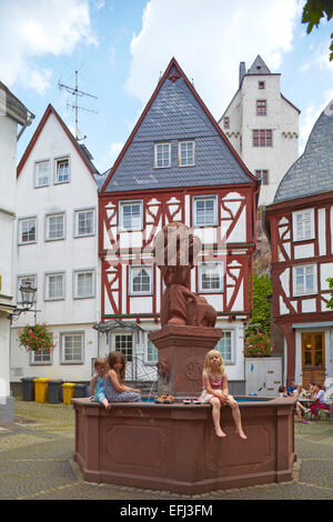 Des enfants assis autour d'une fontaine, vieille ville de Diez sur la rivière Lahn, Schloss Diez Diez, château, Diez, Westerwald, Rhénanie-P Banque D'Images