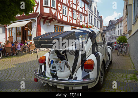 Beatle VW voiture dans la vieille ville, Diez sur la rivière Lahn, Westerwald, Rhénanie-Palatinat, Allemagne, Europe Banque D'Images