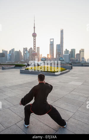 La Chine, Shanghai, le Bund, Man Practicing Tai Chi Banque D'Images