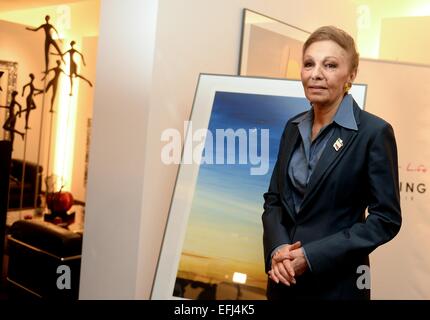 La veuve du Shah de Perse, ancien epress, Farah Diba Pahlavi présente 5 lithographies à tirage limité sur ses peintures à Berlin, 5 février 2015. Le produit de la vente ira à la Fondation 'Alireza Pahlavi', qui est nommé d'après son fils. PHOTO : BRITTA PEDERSEN/dpa Banque D'Images