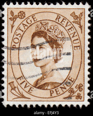 Royaume-uni - vers 1952 à 1965 : Cinq pence anglais un timbre-poste utilisé brun montrant Portrait de la reine Elizabeth 2nd, cir Banque D'Images