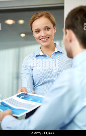 Group of smiling businesspeople meeting in office Banque D'Images