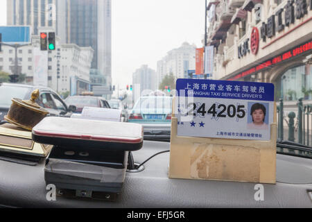 Chine, Shanghai, les cartes d'identité du chauffeur de taxi Banque D'Images
