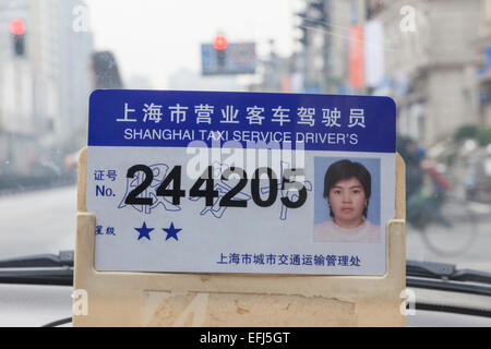 Chine, Shanghai, les cartes d'identité du chauffeur de taxi Banque D'Images