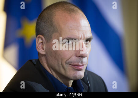 Berlin, Allemagne. 5e Février, 2015. Le nouveau ministre grec des Finances, Yanis Varoufakis lors d'une conférence de presse avec le Ministre allemand des Finances, Wolfgang Schaeuble à Berlin, 5 février 2015. PHOTO : KAY NIETFELD/dpa/Alamy Live News Banque D'Images