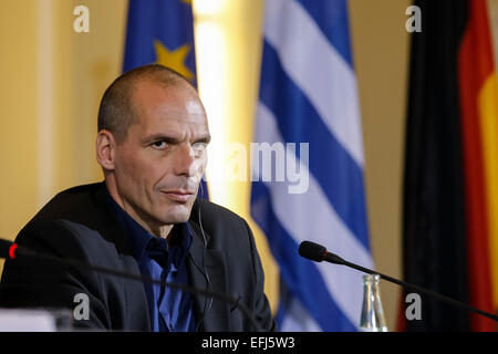 Berlin, Allemagne. 05 févr., 2015. Wolfgang Schäuble (CDU), Ministre allemand des Finances, et Yanis Varoufakis, Ministre grec des Finances au cours de conférence de presse après la réunion bilatérale réalisée au Ministère allemand des Finances le 05 février 2015 à Berlin, Allemagne. / Photo : Yanis Varoufakis, Ministre grec des Finances au cours de conférence de presse de côté le ministre allemand des Finances Schäuble. © Reynaldo Chaib Paganelli/Alamy Live News Crédit : Reynaldo Chaib Paganelli/Alamy Live News Banque D'Images