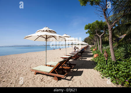 Plage avec chaises longues du Saigon Ninh Chu Resort sur la plage de Phan Rang, Ninh Thuan, Vietnam Banque D'Images