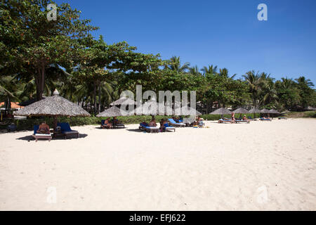 Palm Beach avec parasols à la Saigon Mui Ne Resort, Mui Ne, Vietnam Banque D'Images