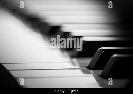 Close up artistique de clavier de piano en noir et blanc avec une faible profondeur de champ Banque D'Images