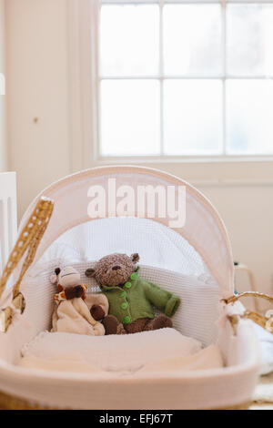 Basinet du bébé avec peluches Banque D'Images