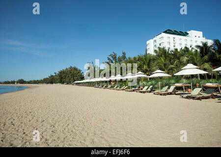 Plage avec chaises longues du Saigon Ninh Chu Resort sur la plage de Phan Rang, Ninh Thuan, Vietnam Banque D'Images