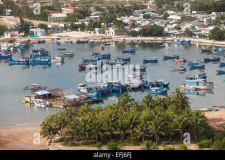 Bateaux de pêche dans la baie de Vinh Ninh Thuan, Hy, Vietnam Banque D'Images