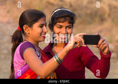 L'Inde, Uttar Pradesh, Agra, deux sœurs prenant selfies Banque D'Images