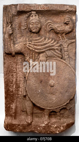 Fragment de stèle funéraire romaine antique en calcaire commémorant le soldat romain décédé Lepontius d'Argentoratum, exposé au Musée archéologique de Strasbourg. Banque D'Images
