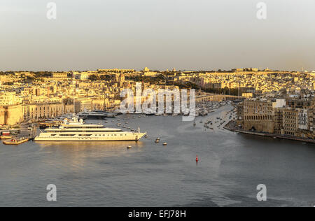 Vittoriosa yacht marina panorama au coucher du soleil Banque D'Images