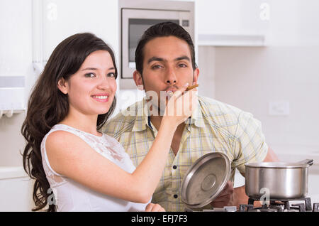 Beau couple heureux ensemble de cuisine Banque D'Images