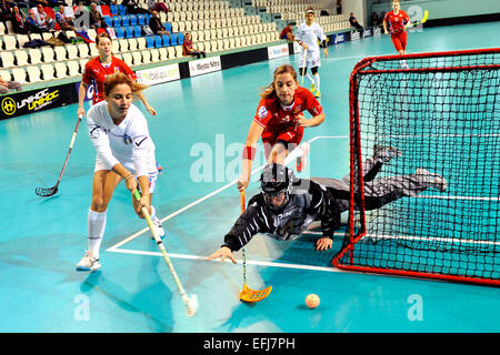 Nitra, Slovaquie. 5e Février, 2015. De gauche à droite : Anne Sladeckova (CZE), dos, Samira Neher (ITA), Adela Bocanova (CZE) et le gardien de l'Alberta Franco (ITA) en action lors du Championnat du Monde de floorball femmes match de qualification la République tchèque contre l'Italie, à Nitra, Slovaquie, le jeudi 5 février 2015. © Jan Koller/CTK Photo/Alamy Live News Banque D'Images