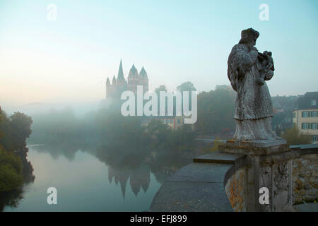 Vue depuis l'Alte Lahnbruecke pont sur la rivière Lahn à Limburg cathédrale dans le tôt le matin, la Cathédrale Saint Georgs, Lim Banque D'Images