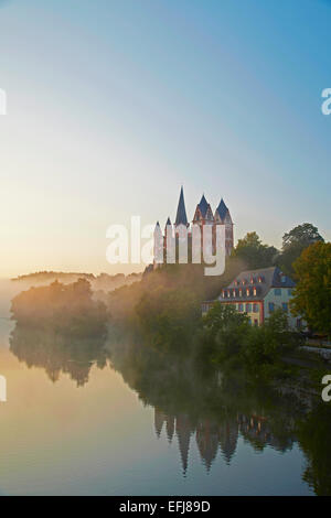 Vue depuis l'Alte Lahnbruecke pont sur la rivière Lahn à Limburg cathédrale dans le tôt le matin, la Cathédrale Saint Georgs, Lim Banque D'Images