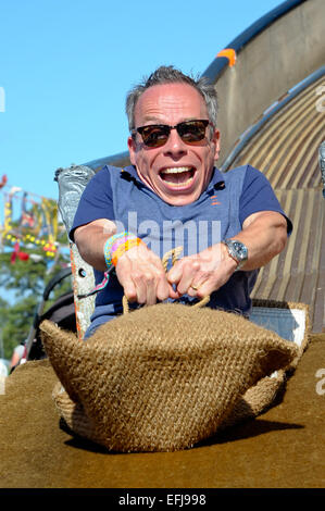 Warwick Davies et sa famille sa première visite au Camp Bestival 2014 comprend : Warwick Davies où : Dorset, Royaume-Uni Quand : 30 juillet 2014 Banque D'Images