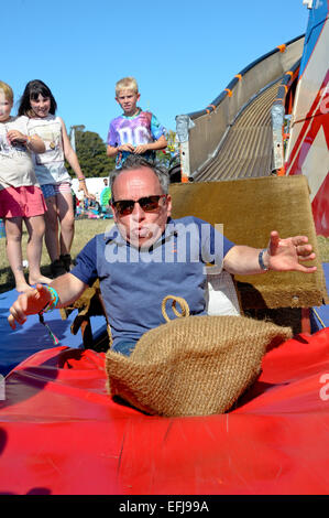 Warwick Davies et sa famille sa première visite au Camp Bestival 2014 comprend : Warwick Davies où : Dorset, Royaume-Uni Quand : 30 juillet 2014 Banque D'Images