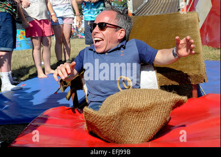 Warwick Davies et sa famille sa première visite au Camp Bestival 2014 comprend : Warwick Davies où : Dorset, Royaume-Uni Quand : 30 juillet 2014 Banque D'Images