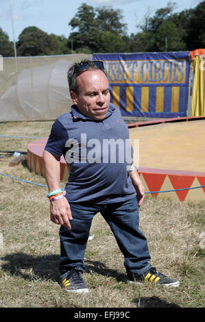 Warwick Davies et sa famille sa première visite au Camp Bestival 2014 comprend : Warwick Davies où : Dorset, Royaume-Uni Quand : 30 juillet 2014 Banque D'Images