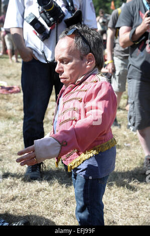 Warwick Davies et sa famille sa première visite au Camp Bestival 2014 comprend : Warwick Davies où : Dorset, Royaume-Uni Quand : 30 juillet 2014 Banque D'Images