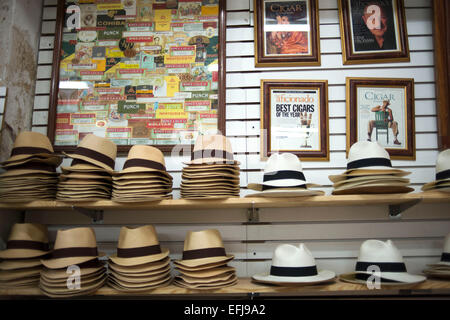Victor's Panama Shop. Hut shop. Le Panama est un chapeau de paille traditionnel qui est réellement fait en Équateur, Panama pas. Banque D'Images