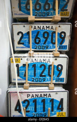 La plaque d'immatriculation Panama souvenir. Vieille voiture numberplates et Panama hats for sale , Casco Viejo , la ville de Panama , Panama. Vieux Quartier, Banque D'Images