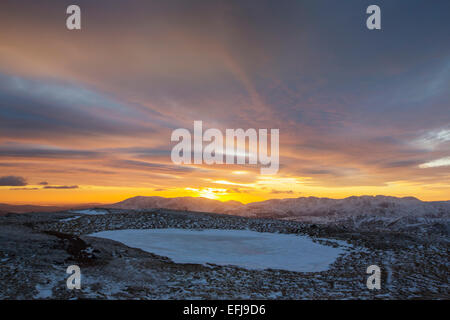 La vue au sud-ouest du sommet de l'éboulis rouge au coucher du soleil dans le Lake District, UK, prise le mercredi 4 février 2015 Banque D'Images