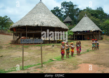 Les villageois de l'autochtone embera tribu, Village, au Panama. Panama peuple Embera Indian Village Les Indio indios Banque D'Images