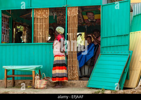 Les barbiers coloré boutique, Jinka, vallée de l'Omo, Ethiopie Banque D'Images