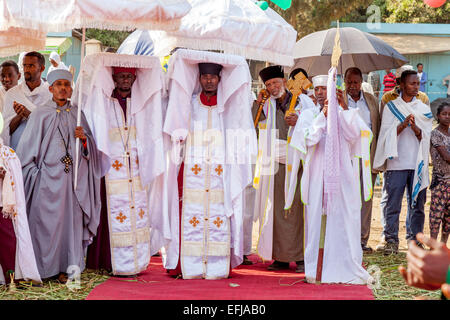 Une procession de prêtres et diacres orthodoxes au cours de Timkat (Epiphanie) Célébrations, Jinka Ville, la vallée de l'Omo, Ethiopie Banque D'Images