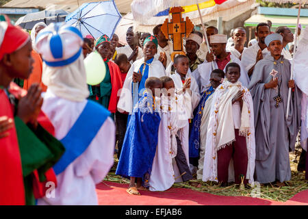 Une procession de prêtres et diacres orthodoxes au cours de Timkat (Epiphanie) Célébrations, Jinka Ville, la vallée de l'Omo, Ethiopie Banque D'Images