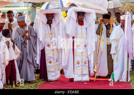 Une procession de prêtres et diacres orthodoxes au cours de Timkat (Epiphanie) Célébrations, Jinka Ville, la vallée de l'Omo, Ethiopie Banque D'Images