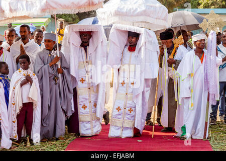 Une procession de prêtres et diacres orthodoxes au cours de Timkat (Epiphanie) Célébrations, Jinka Ville, la vallée de l'Omo, Ethiopie Banque D'Images