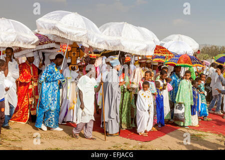 Une procession de prêtres et diacres orthodoxes au cours de Timkat (Epiphanie) Célébrations, Jinka Ville, la vallée de l'Omo, Ethiopie Banque D'Images