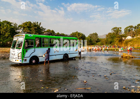 Un Bus est lavé dans la rivière durant l'Assemblée Timkat (Epiphanie) Célébrations, Jinka Ville, la vallée de l'Omo, Ethiopie Banque D'Images