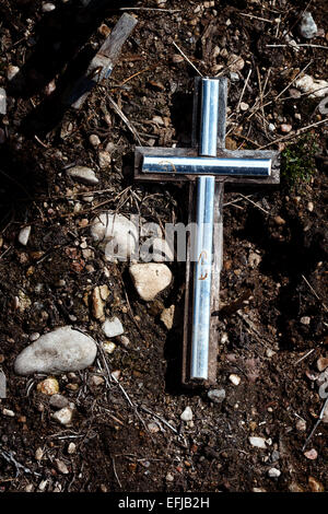 Vieux grungy cross allongé sur un sol Banque D'Images