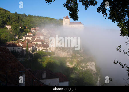 France, Midi-Pyrénées, Lot, Cahors, St Cirq-Lapopie, rivière tôt le matin la brume efface le village sur une journée de septembre ensoleillée Banque D'Images