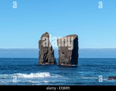 Briser les vagues de l'Océan Atlantique sur les falaises près de Mosteiros, Açores Banque D'Images