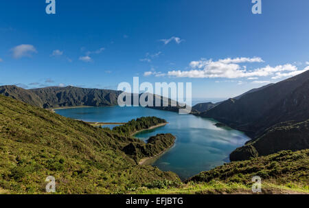 Belle vue sur le lac de cratère de volcan couvertes de forêts, journée ensoleillée Banque D'Images