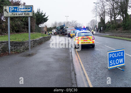 Salisbury, Wiltshire, Royaume-Uni. 5 Février, 2015. 40 transporter 40 tonnes transportant une tonne grue armée provoque le chaos à l'heure de pointe quand la grue se glisse à l'arrière du camion sur les effets indésirables de crédit carrossage : Paul Chambers/Alamy Live News Banque D'Images