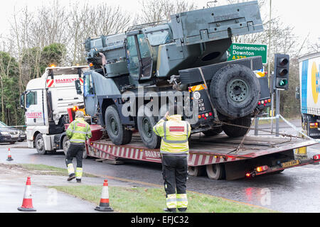 Salisbury, Wiltshire, Royaume-Uni. 5 Février, 2015. 40 transporter 40 tonnes transportant une tonne grue armée provoque le chaos à l'heure de pointe quand la grue se glisse à l'arrière du camion sur les effets indésirables de crédit carrossage : Paul Chambers/Alamy Live News Banque D'Images